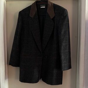 Harve Benard vintage Jacket with Brown Collar. Excellent condition.